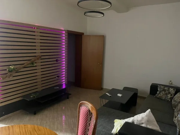 Tirane, jepet me qera shtepi 1+1 Kati 1, 400 € (Artan Lenja)