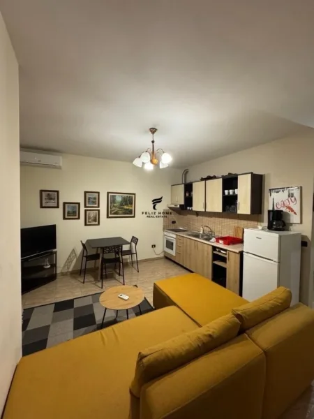 Tirane, jepet me qera apartament 2+1+Ballkon Kati 4, 75 m² 600 € (QENDER)