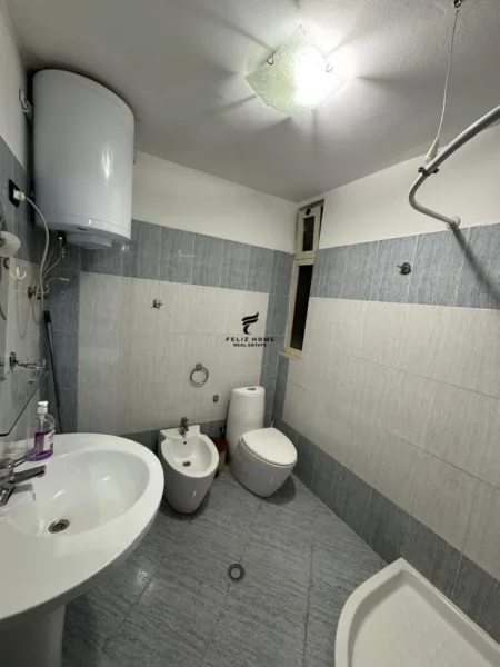 Tirane, jepet me qera apartament 2+1+Ballkon Kati 4, 75 m² 600 € (QENDER)
