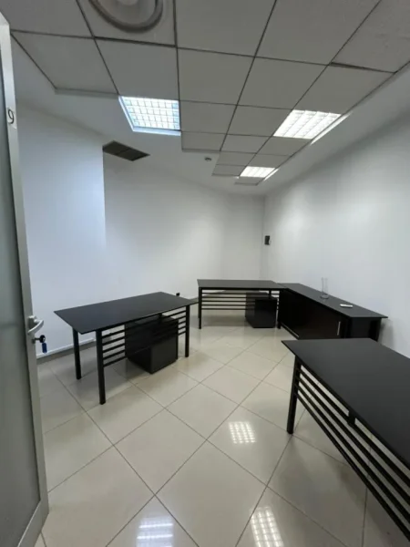 Tirane, jepet me qera zyre Kati 2, 30 m² 600 € (Piramida)