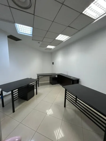 Tirane, jepet me qera zyre Kati 2, 30 m² 600 € (Piramida)