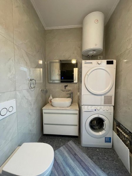Tirane, jepet me qera apartament 1+1+Ballkon Kati 4, 65 m² 500 € (BRRYLI)