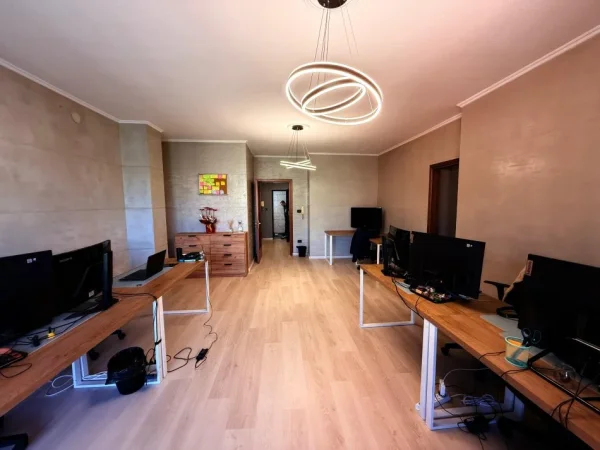 Tirane, jepet me qera zyre Kati 7, 104 m² 900 € (Rr. Pjetër Bogdani)