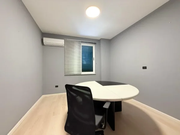 Tirane, jepet me qera zyre Kati 7, 104 m² 900 € (Rr. Pjetër Bogdani)