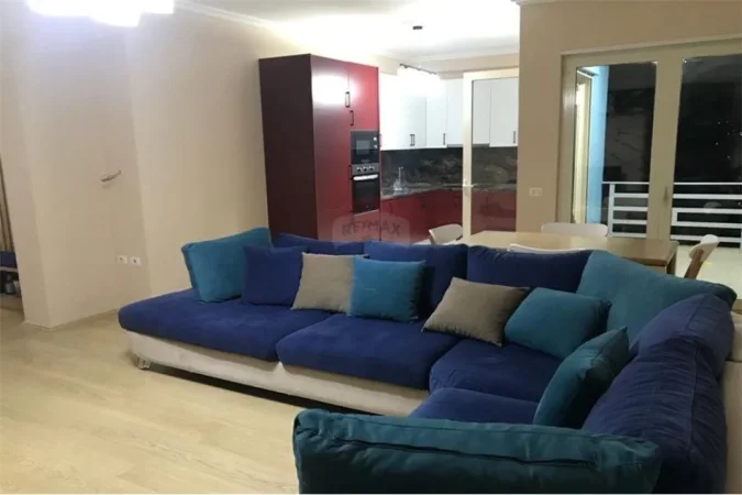 Jepet apartament 2+1+2 me qira prane Liqenit te Tiranes,Kati 4, 140 m² 730 € (Hamdi Sina)