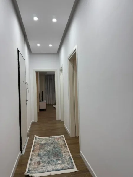 Tirane, jap me qera apartament 2+1+Ballkon Kati 2, 93 m² (Ish Sheshi Shqiponja)