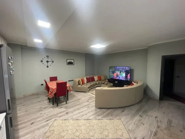 Tirane, shitet apartament 3+1 Kati 3, 220 m² 195.000 € (Kamez)