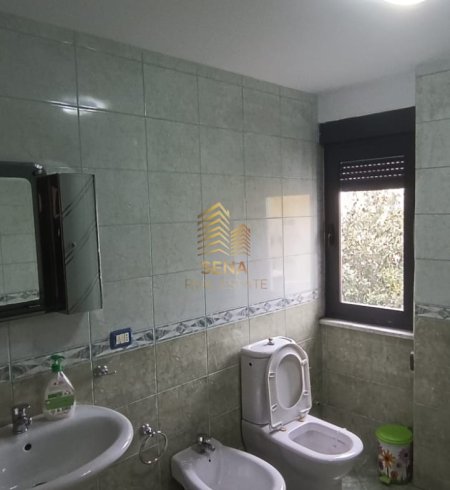 Tirane, jepet me qera ambjent biznesi Kati 4, 132 m² 1.200 € (Rruga Urani Pano)