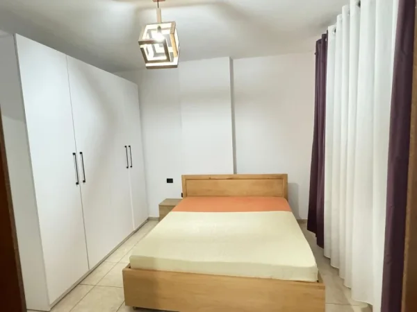 Tirane, jepet me qera apartament 3+1+Ballkon Kati 2, 100 m² 500 € (rruga Teodor Keko)