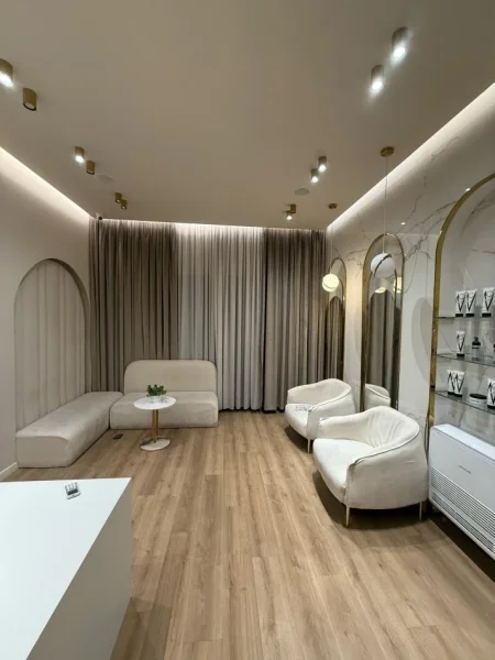 Tirane, jepet me qera ambjent biznesi Kati 1, 125 m² 2.000 € (Komuna e Parisit)