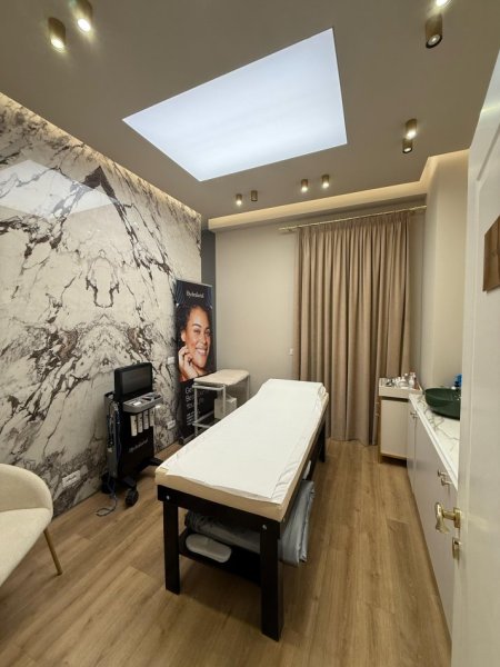 Tirane, jepet me qera ambjent biznesi Kati 1, 125 m² 2.000 € (Komuna e Parisit)