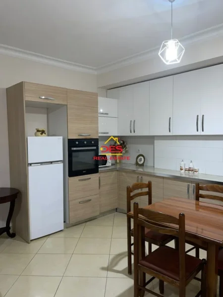 Vlore, jepet me qera apartament 3+1+Ballkon Kati 5, 120 m² 500 € (Rruga Nermin Vlora Falaski ,Vlorë)