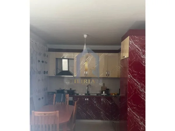Tirane, jap me qera apartament 2+1+Ballkon Kati 4, 92 m² 450 € (Kthesa e Kamzes)