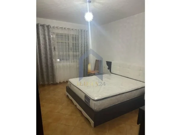 Tirane, jap me qera apartament 2+1+Ballkon Kati 4, 92 m² 450 € (Kthesa e Kamzes)