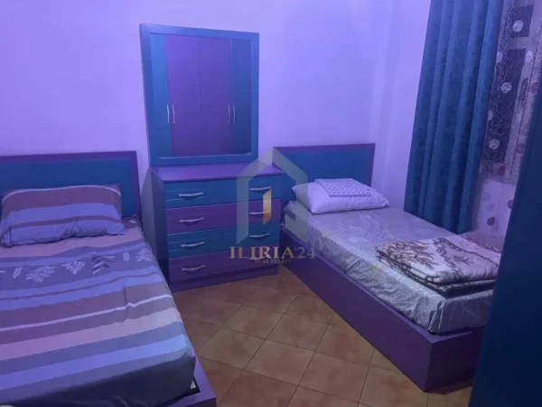 Tirane, jap me qera apartament 2+1+Ballkon Kati 4, 92 m² 450 € (Kthesa e Kamzes)