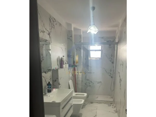 Tirane, jap me qera apartament 2+1+Ballkon Kati 4, 92 m² 450 € (Kthesa e Kamzes)