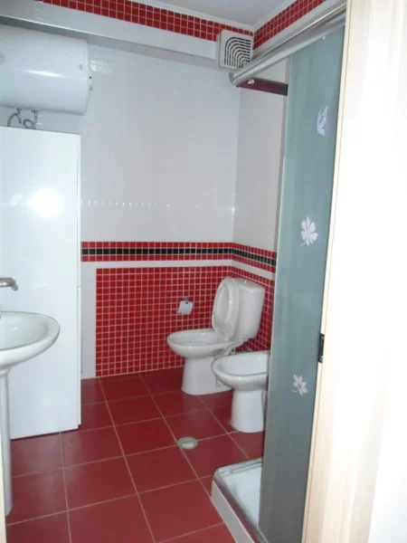 🏡JEPET ME QERA SUPER APARTAMENTI 1+1+Post Parkingu Tek Kopshti Zologjik. 550 €