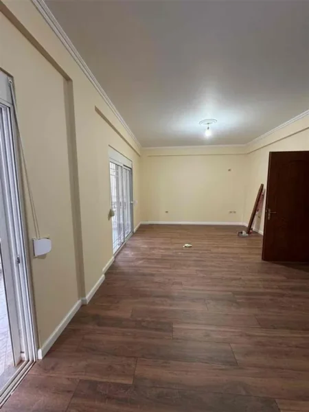 Tirane, jepet me qera apartament 2+1+Ballkon Kati 4, 135 m² 500 € (rruka Filip Shiroka)