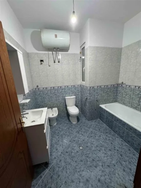 Tirane, jepet me qera apartament 2+1+Ballkon Kati 4, 135 m² 500 € (rruka Filip Shiroka)