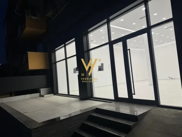 Tirane, jepet me qera dyqan Kati 0, 120 m² 700 € (FRESK)