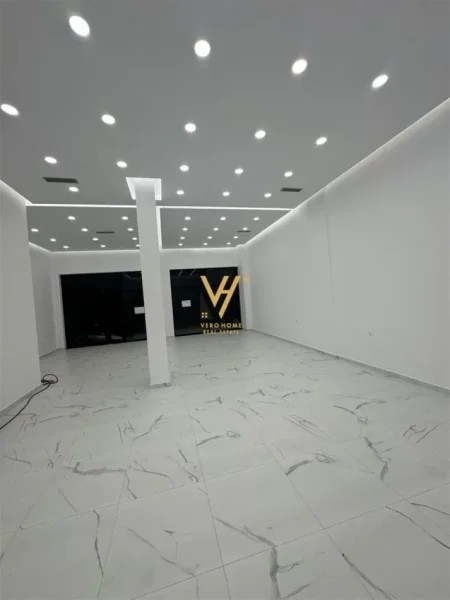 Tirane, jepet me qera dyqan Kati 0, 120 m² 700 € (FRESK)