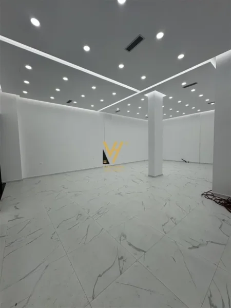 Tirane, jepet me qera dyqan Kati 0, 120 m² 700 € (FRESK)