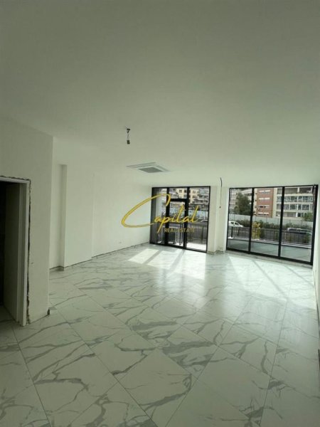 Tirane, jepet me qera zyre Kati 1, 65 m² 900 € (LAKE VIEW)