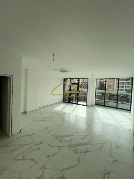 Tirane, jepet me qera zyre Kati 1, 65 m² 900 € (LAKE VIEW)