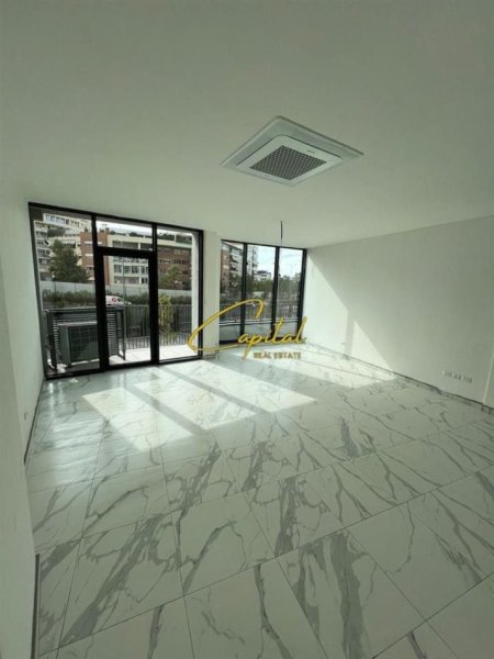 Tirane, jepet me qera zyre Kati 1, 65 m² 900 € (LAKE VIEW)