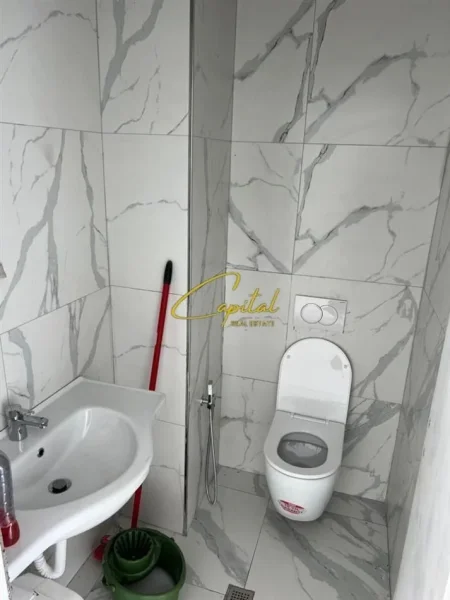 Tirane, jepet me qera zyre Kati 1, 65 m² 900 € (LAKE VIEW)