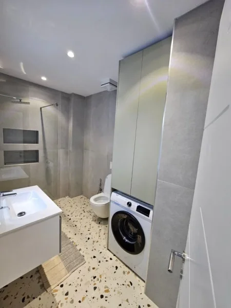 Tirane, jepet me qera apartament 1+1+Ballkon Kati 8, 70 m² 480 € (RRUGA 5 MAJI)