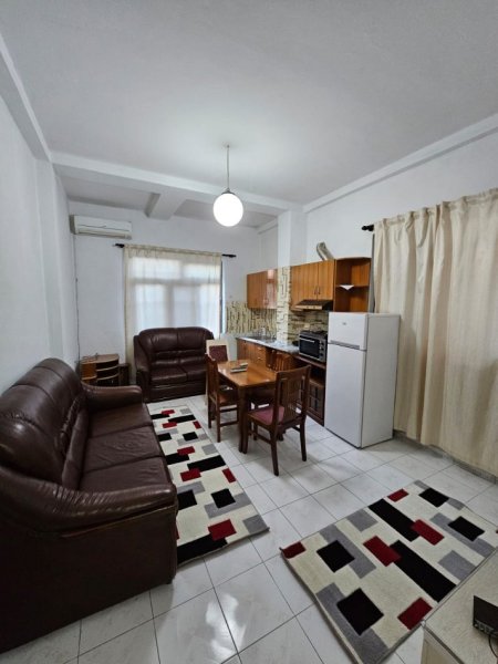 Tirane, jepet me qera apartament 1+1+Ballkon Kati 1, 60 m² 500 € (QENDER)