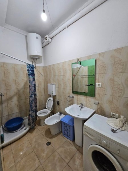 Tirane, jepet me qera apartament 1+1+Ballkon Kati 1, 60 m² 500 € (QENDER)