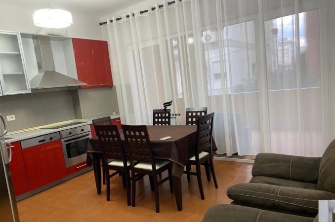 Tirane, jepet me qera apartament 2+1+Ballkon Kati 1, 117 m² 600 € (LIQENI ARTIFICIAL)