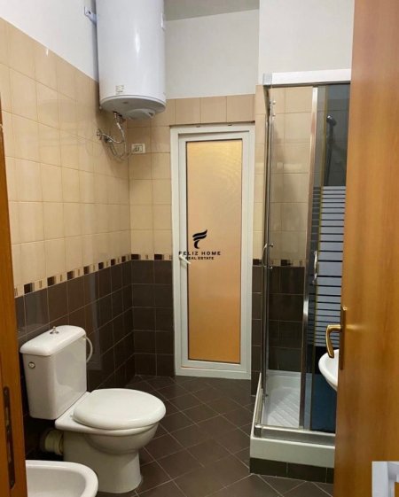 Tirane, jepet me qera apartament 2+1+Ballkon Kati 1, 117 m² 600 € (LIQENI ARTIFICIAL)