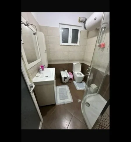 Tirane, jepet me qera shtepi 2+1+Ballkon Kati 1, 130 m² 700 € (KAMEZ)