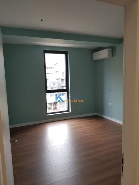 Tirane, jap me qera zyre Kati 4, 112 m² 1.000 € (Rruga e Barrikadave)