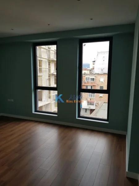 Tirane, jap me qera zyre Kati 4, 112 m² 1.000 € (Rruga e Barrikadave)