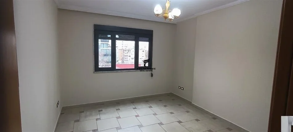 Tirane, jepet me qera zyre Kati 4, 132 m² 1.100 € (QENDER)