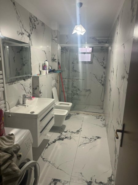 Tirane, jepet me qera ambjent biznesi Kati 1, 92 m² 450 € (Kthesa e Kamzes)