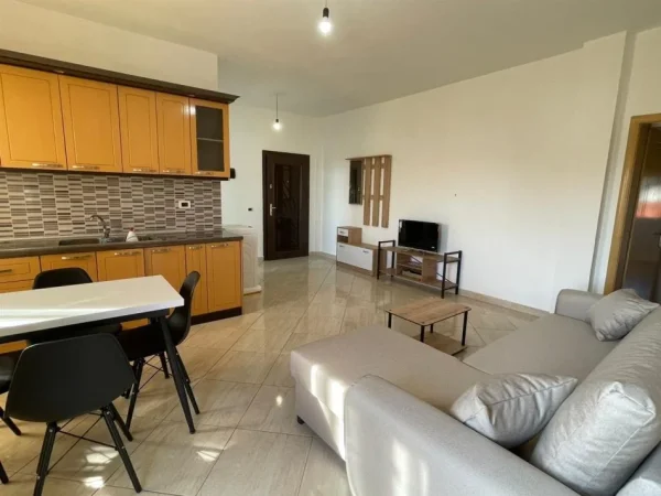 Tirane, jepet me qera apartament 2+1+Ballkon Kati 4, 100 m² 600 € (SIRI KODRA)