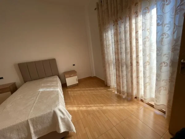 Tirane, jepet me qera apartament 2+1+Ballkon Kati 4, 100 m² 600 € (SIRI KODRA)