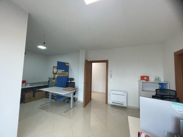ZYRE ME QIRA NE BLLOK   217 m² 2.600 €