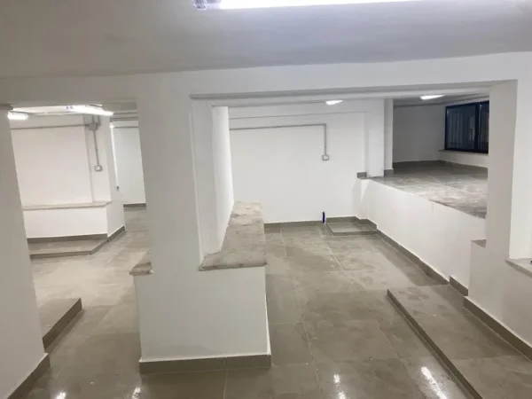 Tirane, jap me qera ambjent biznesi Kati 0, 180 m² 1.000 € (Stacioni i Trenit)