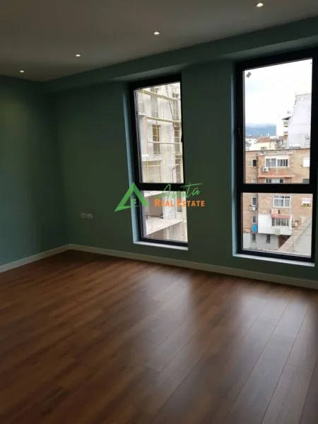 Tirane, jepet me qera zyre Kati 4, 112 m² 1.000 € (Rruga e Barrikadave)