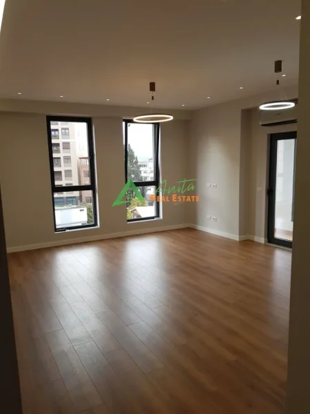Tirane, jepet me qera zyre Kati 4, 112 m² 1.000 € (Rruga e Barrikadave)