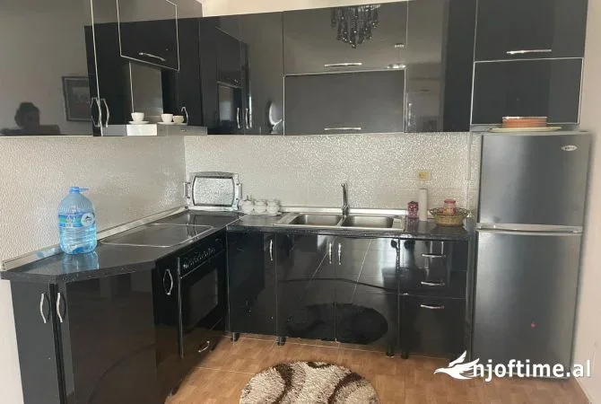 Tirane, jepet me qera apartament 1+1+Ballkon Kati 7, 70 m² 350 € (YZBERISHT)