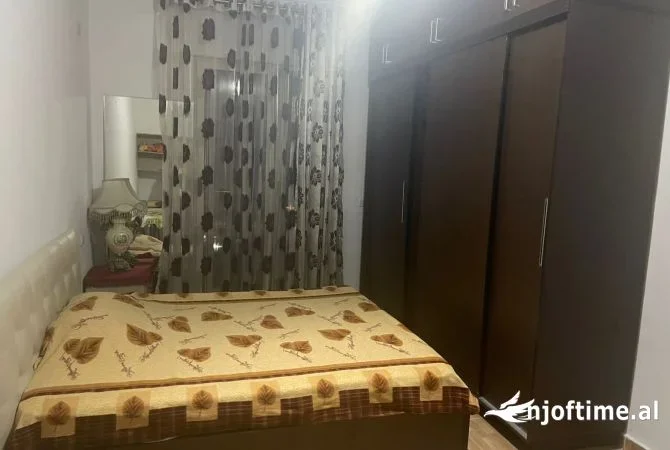 Tirane, jepet me qera apartament 1+1+Ballkon Kati 7, 70 m² 350 € (YZBERISHT)
