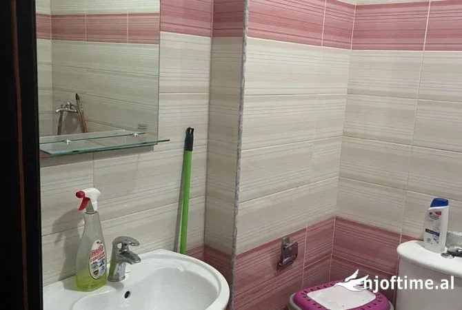 Tirane, jepet me qera apartament 1+1+Ballkon Kati 7, 70 m² 350 € (YZBERISHT)