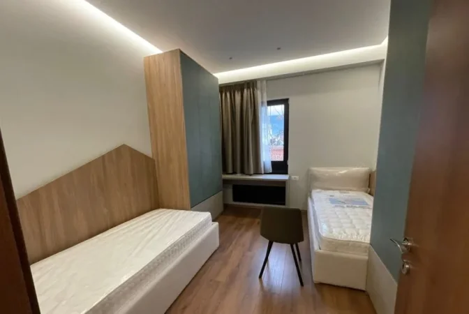 Tirane, jepet me qera apartament 2+1+Ballkon Kati 6, 110 m² 830 € (Farmacia nr10)